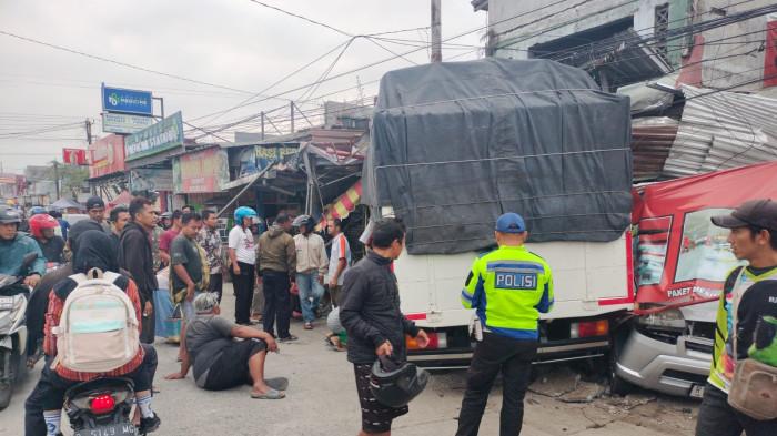 LAKA LANTAS - Kecelakaan yang terjadi di Jalan Raya Ajibarang-Bumiayu, tepatnya di depan UPK Ajibarang, Desa Ajibarang Kulon, Kecamatan Ajibarang, Kabupaten Banyumas, Kamis (30/7/2026) pagi. Seorang pejalan kaki lanjut usia tewas di lokasi setelah ditabrak sebuah truk yang kemudian hilang kendali. 