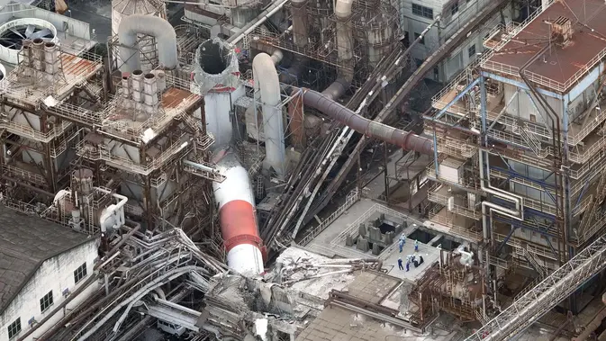 Gempa Jepang Luluhlantakkan Kumamoto Gambar udara ini menunjukkan cerobong asap di Pabrik Yatsushiro milik Nippon Paper Industries yang runtuh akibat gempa bumi di Yatsushiro, Prefektur Kumamoto. (Kyodo News via AP)