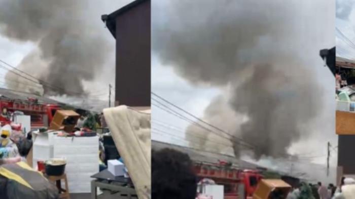 KEBAKARAN - Kompleks Asrama Polri di belakang Mapolda Jambi, kebakaran, Kamis (30/7/2026) siang. Api berkobar dan asap membubung tinggi.