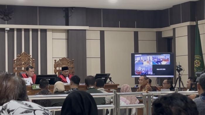 TANYA SAKSI - Suasana sidang dugaan korupsi pengisian perangkat desa dengan terdakwa Bupati nonaktif Pati, Sudewo, di Ruang Cakra Pengadilan Tindak Pidana Korupsi (Tipikor) Semarang, Jalan Siliwangi, Kota Semarang, Rabu (29/7/2026). Dalam persidangan, Sudewo mengajukan sejumlah pertanyaan kepada para saksi, termasuk tiga kepala desa, terkait mekanisme pengisian perangkat desa dan alasan mereka mengaitkan dugaan permintaan uang dengan dirinya.