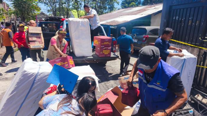 PASTIKAN - Gubernur Sulawesi Utara Yulius Selvanus Komaling (YSK) langsung menginstruksikan jajaran Pemerintah Provinsi Sulut untuk turun ke lokasi kebakaran dan memastikan kebutuhan para korban segera terpenuhi.