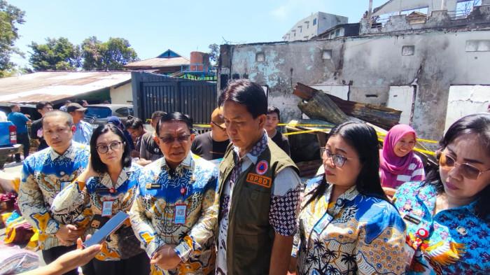 PASTIKAN - Gubernur Sulawesi Utara Yulius Selvanus Komaling (YSK) langsung menginstruksikan jajaran Pemerintah Provinsi Sulut untuk turun ke lokasi kebakaran dan memastikan kebutuhan para korban segera terpenuhi.