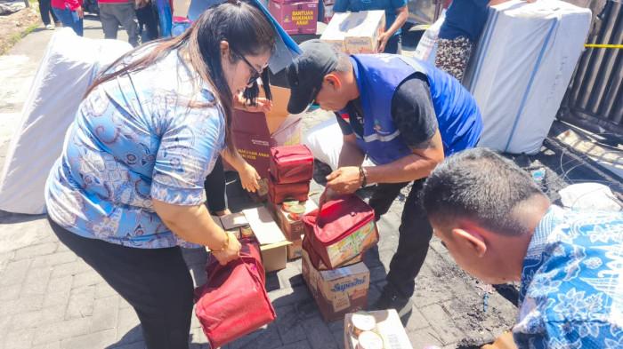 PASTIKAN - Gubernur Sulawesi Utara Yulius Selvanus Komaling (YSK) langsung menginstruksikan jajaran Pemerintah Provinsi Sulut untuk turun ke lokasi kebakaran dan memastikan kebutuhan para korban segera terpenuhi.