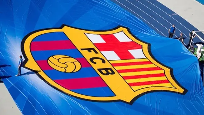 Logo Barcelona dalam ukuran besar jelang final Liga Champions antara Barcelona melawan Juventus di Berlin, 6 Juni 2015. (AFP/Kay Nietfeld)