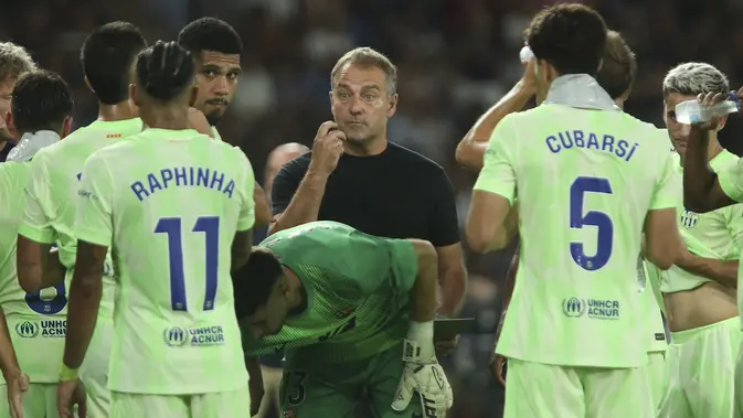 Pelatih Barcelona, Hansi Flick, berbicara kepada para pemainnya dalam laga La Liga antara Levante dan Barcelona di Valencia, Spanyol, Sabtu, 23 Agustus 2025. (AP Photo/Alberto Saiz)