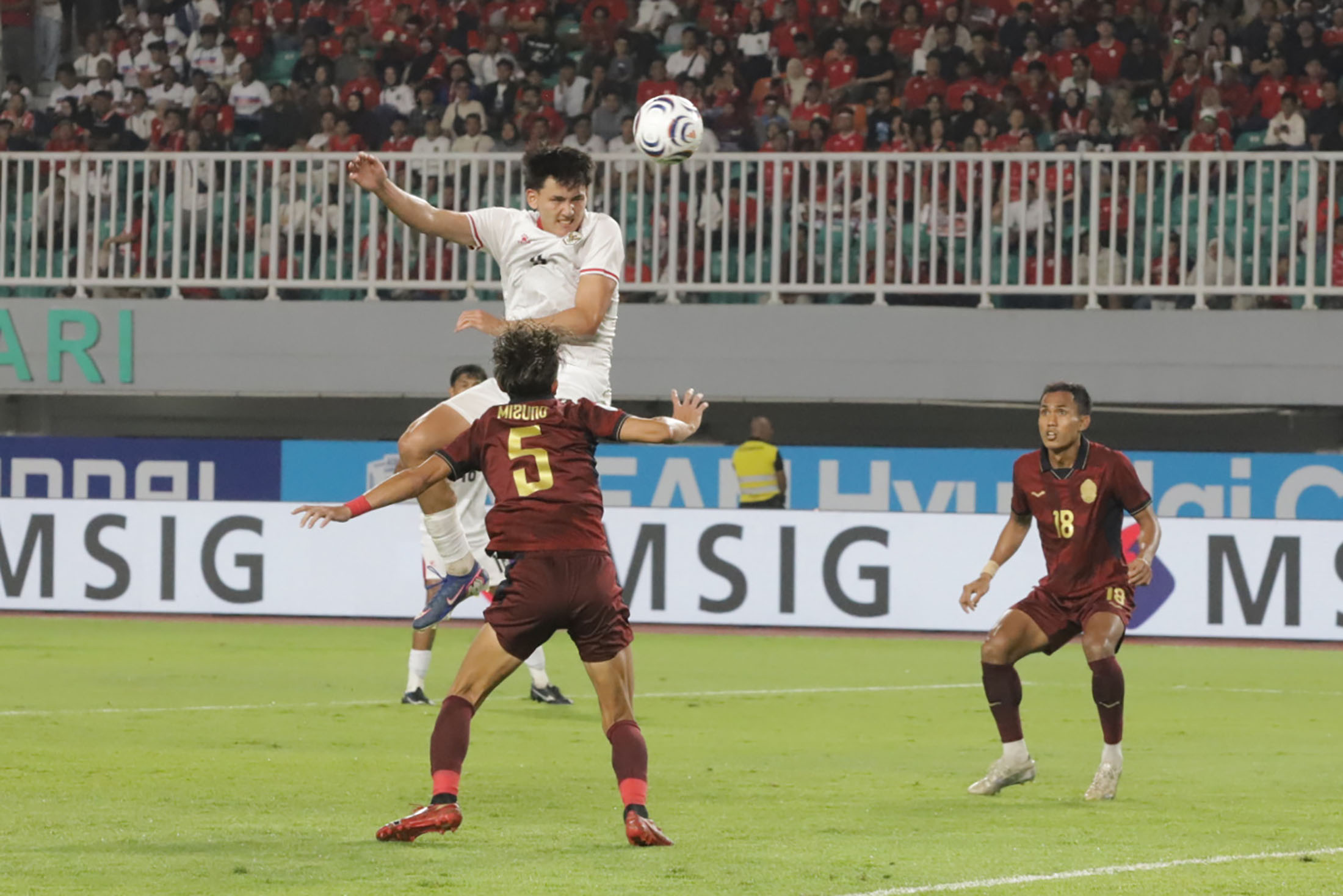 MENANG BESAR - Pesepak bola timnas Indonesia berebut bola dengan pemain Kamboja pada laga Grup A Piala AFF 2026 di Stadion Pakansari, Bogor, Senin (27/7/2026). Pada laga Grup A Piala AFF 2026 timnas Indonesia berhasil mengalahkan timnas Kamboja dengan skor 5-1. Tribunnews/Jeprima