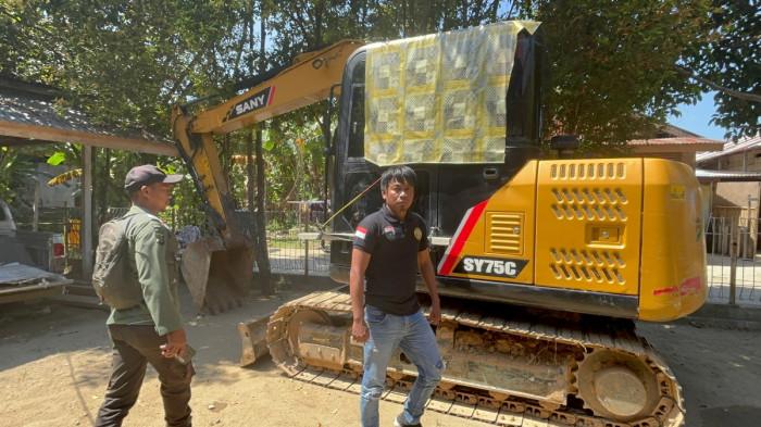 SITA ALAT BERAT - Excavator yang diduga digunakan membuka lahan di kawasan Hutan Produksi Terbatas (HPT) di Kecamatan Bulo, Kabupaten Polewali Mandar, diamankan di Kantor KPHL Mapilli, Jalan Andi Padulungi, Kelurahan Madatte, Senin (6/7/2026).