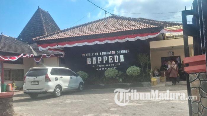 BAPPEDA SUMENEP - Kantor Badan Perencanaan Pembangunan Daerah (Bappeda) Sumenep, di Jalan Trunojoyo Kabupaten Sumenep, Madura, Rabu (29/7/2026). Pemkab Sumenep mulai memetakan potensi ekonomi kreatif sebagai salah satu sektor yang diproyeksikan menjadi sumber pertumbuhan ekonomi baru.