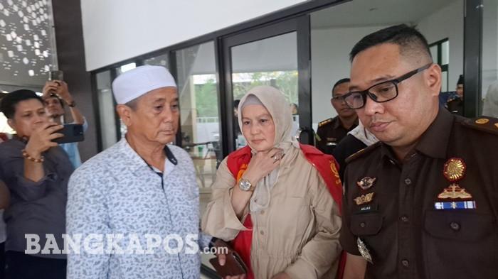 Hellyana saat mengenakan rompi oranye, di Kantor Kejari Kota Pangkalpinang, Senin (18/5/2026).