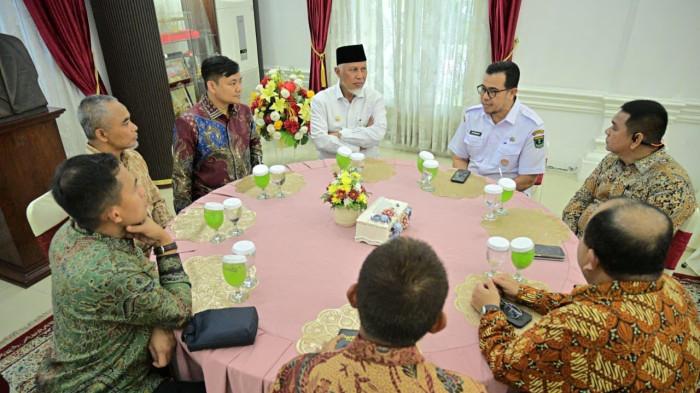 Holding Perkebunan PTPN III (Persero) melalui Sub Holding PTPN IV PalmCo melakukan audiensi dengan Gubernur Sumatera Barat, Mahyeldi Ansharullah, yang berlangsung di Padang, guna menyelaraskan operasional korporasi dengan program pembangunan daerah Rabu (29/7/2026).