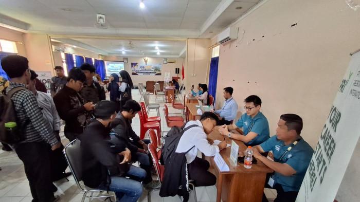 ANTUSIAS - Stan PT Phoenix Resources International (PRI) menjadi salah satu yang paling ramai didatangi pencari kerja pada pelaksanaan Job Fair 2026 di Gedung UPT Loka Latihan Kerja (LLK) Tarakan, Rabu (29/7/2026).