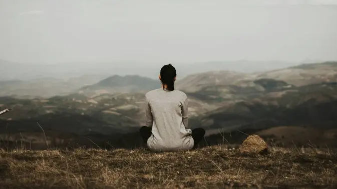 Ilustrasi meditasi sebagai cara untuk menenangkan pikiran (Unsplash/Milan Popovic)