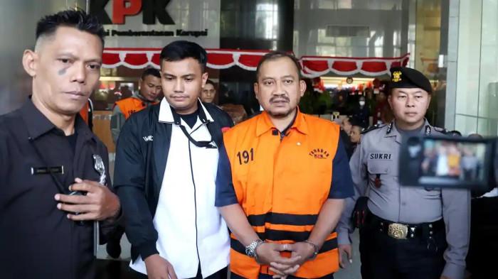 OTT PEMALANG - Bupati Pemalang Anom Widiyantoro berjalan menuju mobil tahanan usai diperiksa di Gedung KPK, Jakarta, Kamis (30/7/2026). Anom Widiyantoro resmi ditahan KPK pasca terjaring operasi tangkap tangan (OTT) terkait kasus dugaan korupsi jual-beli jabatan di lingkungan Pemerintah Kabupaten Pemalang. KPK bongkar skandal pemerasan yang melibatkan oknum pegawai internalnya. Penyidik menemukan fakta seorang anggota polisi berstatus Pegawai Negeri Yang Dipekerjakan (PNYD) memeras Bupati Pemalang Anom Widiyantoro.