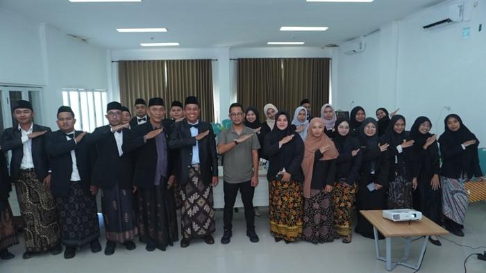 Foto bersama di sela kegiatan Penguatan Kompetensi Kehumasan