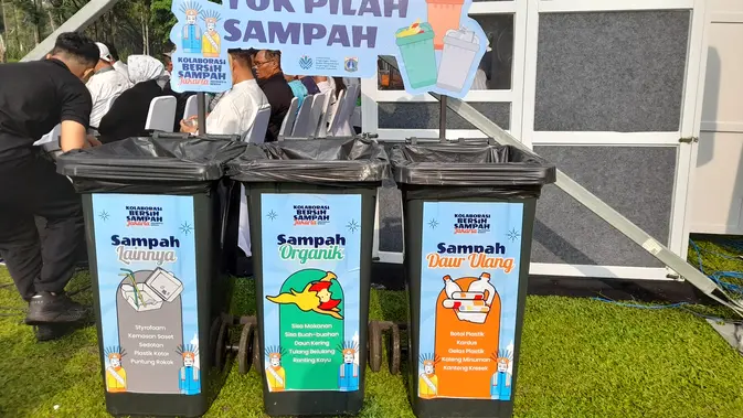 Tempat sampah berbeda untuk dukung pemilahan sampah dari rumah. (dok. Liputan6.com/Dinny Mutiah)