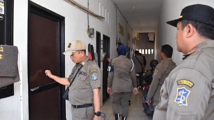 PENDATAAN INDEKOS - Satpol PP Kota Surabaya melakukan operasi yustisi sebagai pencegahan penyakit masyarakat (Pekat) dengan menyasar rumah indekos, di Jalan Tambak Wedi Sejahtera, Rabu (26/2/2025). Wali Kota Surabaya Eri Cahyadi berencana membuat aturan teknis yang mengatur kegiatan rumah kos di Surabaya.