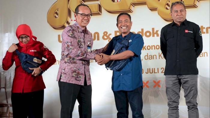 JELAJAH UMKM -  Kepala Perwakilan Bank Indonesia Prov Jatim Ibrahim penyematan tanda keberangkatan kepada Pemimpin Redaksi Tribun Jatim Network dan Harian Surya Tri Mulyono pada flag off pemberangkatan media pada  
