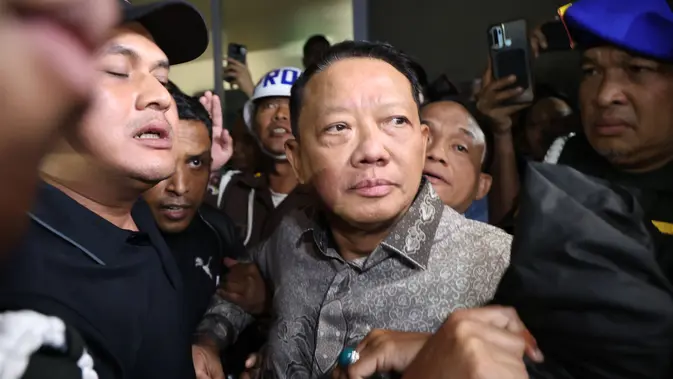Mantan Jaksa Agung Muda Bidang Tindak Pidana Khusus (Jampidsus) Febrie Adriansyah, saat dibawa ke mobil tahanan untuk  ditahan di rutan KPK di  Gedung Kejagung, Jakarta, Jumat (24/07/2026). (KLY/ Arie Basuki)