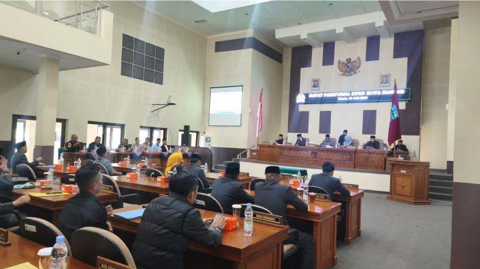 RAPAT - Pemerintah Kota Banjar bersama DPRD Kota Banjar menyepakati Raperda tentang Pertanggungjawaban Pelaksanaan APBD Tahun Anggaran 2025 dalam rapat paripurna.