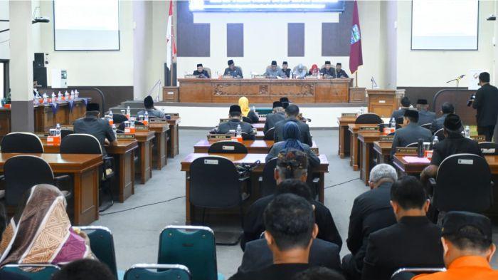 RAPAT - Pemerintah Kota Banjar bersama DPRD Kota Banjar menyepakati Raperda tentang Pertanggungjawaban Pelaksanaan APBD Tahun Anggaran 2025 dalam rapat paripurna.