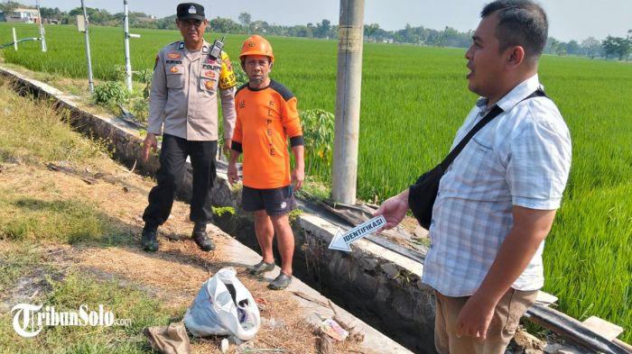 EVAKUASI - Proses evakuasi Partorejo Pomo (76), warga Dukuh Jatisumo, Desa Sambungmacan, Kecamatan Sambungmacan, Kabupaten Sragen yang ditemukan tak bernyawa di saluran irigasi di Dukuh Jatisumo, Desa Sambungmacan, Kecamatan Sambungmacan, Kabupaten Sragen, Kamis (30/7/2026). Saat ditemukan, korban mengalami luka lecet di bagian pelipis kepala sebelah kanan.