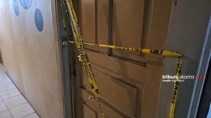 WANITA DIHABISI - Kamar kosan di lantai II sebuah kosan di Jalan Makaliwe, Grogol, Jakarta Barat tempat nyawa waniya dihabisi oleh pasangannya. Sehari setelah kejadian atau Kamis (30/7/2026), pintu kamar tersebut telah dipasangi garis polisi.