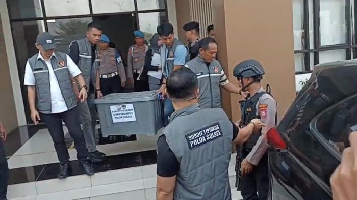 PENGGELEDAHAN POLISI - Saat Tim Subdit III Tipidkor Ditreskrimsus Polda Sulsel membawa box berisi dokumen dari dalam kantor Dinas Pendidikan Kabupaten Gowa, Kamis (30/7/2026) sore. Kantor ini berlokasi di Jl Tumanurung Raya, Kelurahan Pandang Pandang, Kecamatan Somba Opu, Gowa.