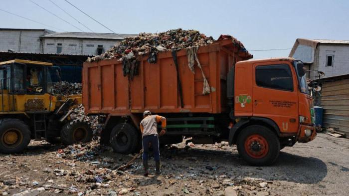 PENANGANAN SAMPAH - Suku Dinas Lingkungan Hidup (Sudin LH) Jakarta Utara melakukan penanganan terhadap tumpukan sampah yang sudah ada selama 2 tahun lebih di TPS Rusun Waduk Pluit, Kelurahan Penjaringan, Kecamatan Penjaringan, Jakarta Utara.