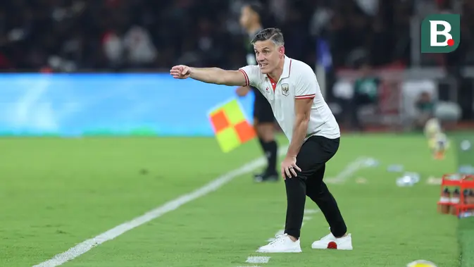 Pelatih Timnas Indonesia, John Herdman, saat memimpin timnya meraih kemenangan 4-0 atas Saint Kitts and Nevis pada laga FIFA Series 2026 di Stadion Utama Gelora Bung Karno (SUGBK), Jakarta, Jumat (27/03/2026) malam WIB. (Bola.com/M. Iqbal Ichsan)
