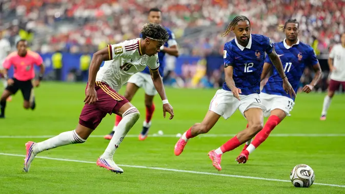 Pemain Spanyol Lamine Yamal mengejar bola dibayangi pemain Prancis Bradley Barcola Pemain Spanyol Lamine Yamal mengejar bola dibayangi pemain Prancis Bradley Barcola (12) dalam laga semifinal Piala Dunia 2026 antara Prancis vs Spanyol di Arlington, Texas, dekat Dallas, Selasa, 14 Juli 2026. (AP Photo/Tony Gutierrez)