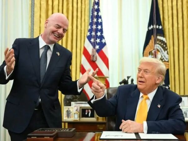 Presiden FIFA Gianni Infantino (kiri) berbincang dengan Presiden Amerika Serikat Donald Trump di Ruang Oval Gedung Putih, Jumat (7/3/2025).