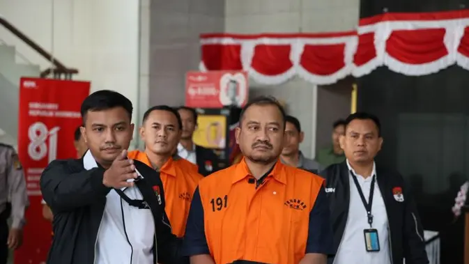 Bupati Pemalang Anom Widiyantoro berjalan menuju mobil tahanan di KPK