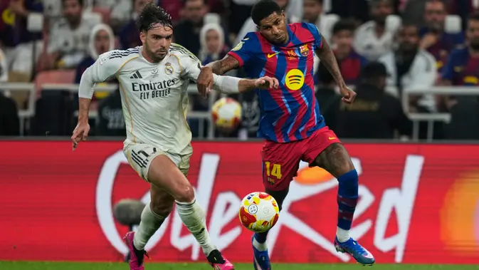 Pemain Real Madrid Raul Asencio (kiri) berduel memperebutkan bola dengan pemain Barcelona Marcus Rashford pada laga final Supercopa de Espana/Piala Super Spanyol antara Barcelona vs Real Madrid di Jeddah, Arab Saudi, Minggu, 11 Januari 2026. (AP Photo/Altaf Qadri)