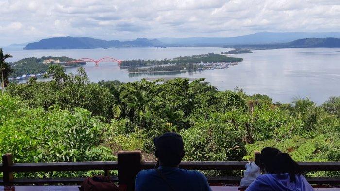 BUKIT JOKOWI - Bukit Jokowi, satu di antara destinasi wisata di Kota Jayapura yang menyuguhkan panorama Teluk Youtefa dan icon Kota Jayapura, Jembatan Youtefa atau biasa disebut Jembatan Holtekamp atau Jembatan Merah Papua.