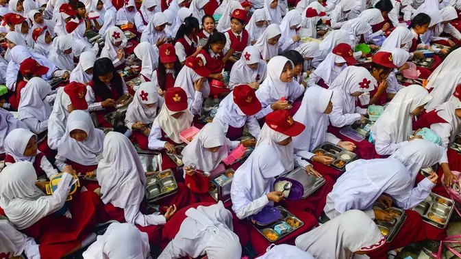 Siswa menyantap makanan Program Makan Bergizi Gratis (MBG) di SDN Meruyung, Depok, jawa Barat, Senin, 13 Juli 2007. (KLY/ Arie Basuki)