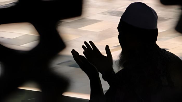 BERDOA- Ilustrasi seorang pria muslim saat berdoa di dalam sebuah masjid saat Tahun Baru Islam.