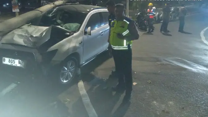 Mobil Hantam Tiang Listrik di Pluit Utara (Akun X TMC Polda Metro Jaya)