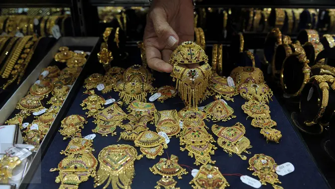 20150903-Harga Emas Antam Stabil di Rp560.000/Gram-Jakarta Pedagang menunjukan perhiasan emas di sebuah toko Kawasan Cikini, Jakarta. (Liputan6.com/Johan Tallo)