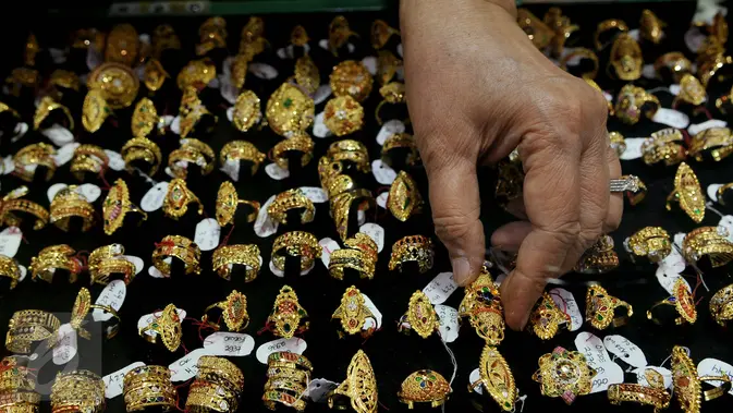 20150903-Harga Emas Antam Stabil di Rp560.000/Gram-Jakarta Pedagang menunjukan perhiasan emas di sebuah toko Kawasan Cikini. (Liputan6.com/Johan Tallo)
