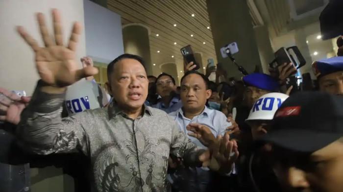KASUS FEBRI ADRIANSYAH - Tersangka Febrie Adriansyah usai menjalani pemeriksaan Tim 9 di Gedung Kejaksaan Agung, Jakarta, Jumat (24/7/2025). Febrie Adriansyah menjalani pemeriksaan kurang lebih 10 jam sebagai tersangka terkait kasus dugaan tindak pidana pencucian uang (TPPU) emas 74 kilogram dan uang tunai ratusan miliar yang ditemukan di rumahnya.
