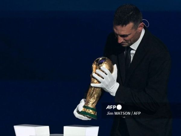 Presiden FIFA, Gianni Infantino, meminta maaf ke pelatih Timnas Argentina, Lionel Scaloni, yang memakai sarung tangan saat memegang trofi Piala Dunia dalam momen undian fase grup di Washington DC (5/12/2025).