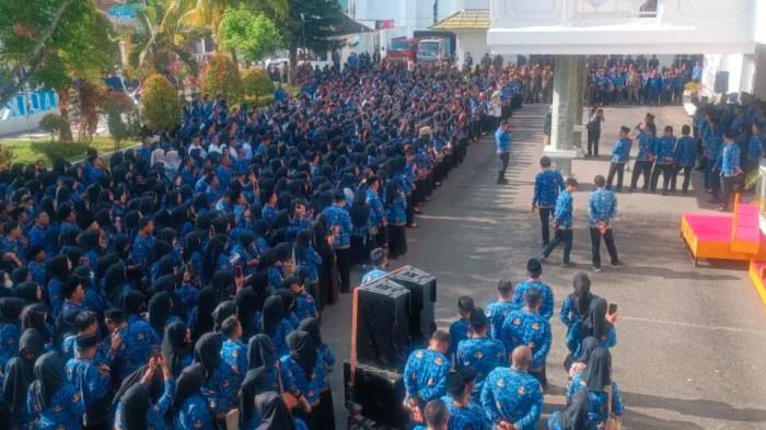 PELANTIKAN -- Momen seribuan PPPK Paruh Waktu Kota Gorontalo dilantik Adhan Dambea. FOTO: Humas Pemkot Gorontalo.