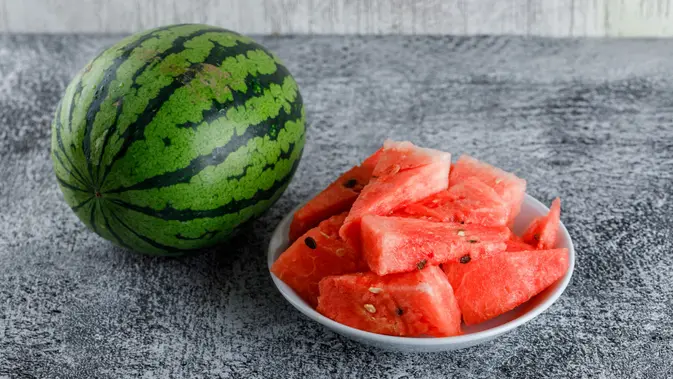 Semangka adalah salah satu buah dengan kandungan air yang cukup tinggi./copyright Freepik/8photo