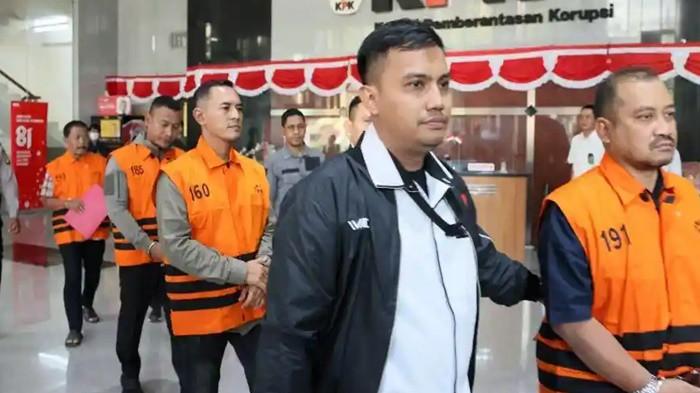 TERSANGKA KORUPSI - Pegawai KPK Setya Budi Dias Oktavianto (rompi nomor 185) turut jadi tersangka dalam perkara Bupati Pemalang, Gedung KPK, Jakarta, Kamis (30/7/2026).  DIS alias Setya Budi Dias Oktavianto, Staf Administrasi KPK merupakan anggota aktif kepolisian jadi tersangka kasus dugaan pemerasan terhadap Bupati Pemalang