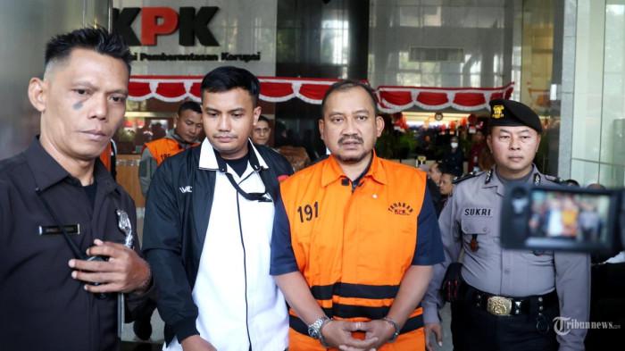 OTT KPK - Bupati Pemalang Anom Widiyantoro berjalan menuju mobil tahanan usai diperiksa di Gedung KPK, Jakarta, Kamis (30/7/2026).