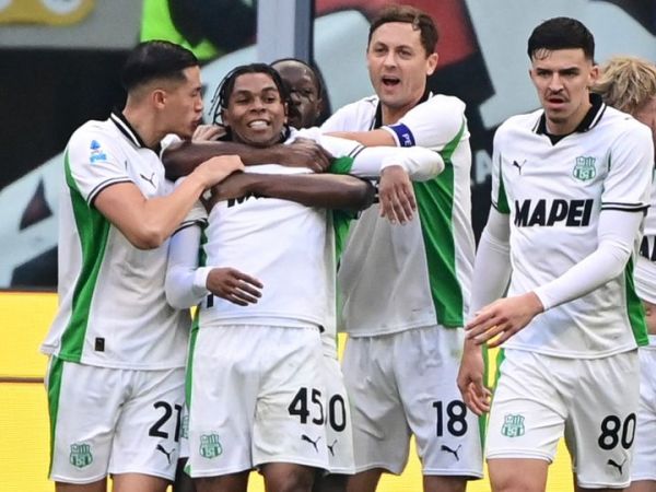 Kapten timnas Indonesia, Jay Idzes (kiri), ikut merayakan gol Armand Lauriente ke gawang AC Milan dalam pertandingan Liga Italia di San Siro (14/1/2025).
