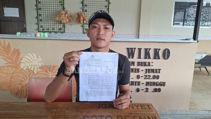 DUGAAN PEMALSUAN -- Ahmad Sidik, selaku aktivis mahasiswa yang melaporkan Wakil Gubernur Babel, Hellyana, saat menggelar jumpa pers terkait penetapan tersangka di salah satu warung kopi di Pangkalpinang, Senin (22/12/2025).