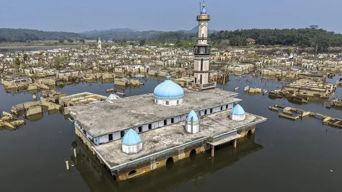 Foto udara sisa bangunan mesijd dan puing-puing bangunan rumah yang kembali muncul di kawasan Bendungan Karian yang mengering di Kampung Somang, Lebak, Banten, Kamis (30/7/2026). (AFP/ Bay Ismoyo)