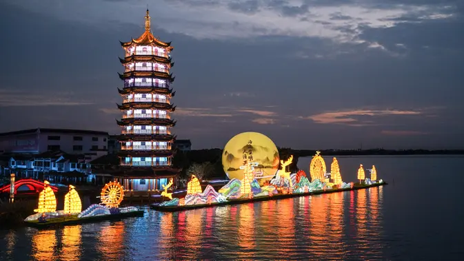 Lentera warna-warni ditampilkan dalam pameran lentera yang digelar untuk merayakan Festival Pertengahan Musim Gugur di Zhouzhuang, Kota Kunshan, Provinsi Jiangsu, China timur, pada 28 September 2020. Pameran lentera tersebut akan berlangsung selama satu bulan. (Xinhua/Yang Lei)