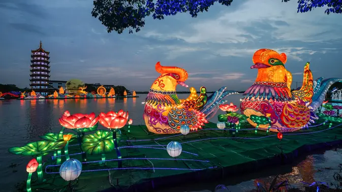 Lentera warna-warni ditampilkan dalam pameran lentera yang digelar untuk merayakan Festival Pertengahan Musim Gugur di Zhouzhuang, Kota Kunshan, Provinsi Jiangsu, China timur, pada 28 September 2020. Pameran lentera tersebut akan berlangsung selama satu bulan. (Xinhua/Yang Lei)